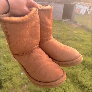 UGGS SIZE 8